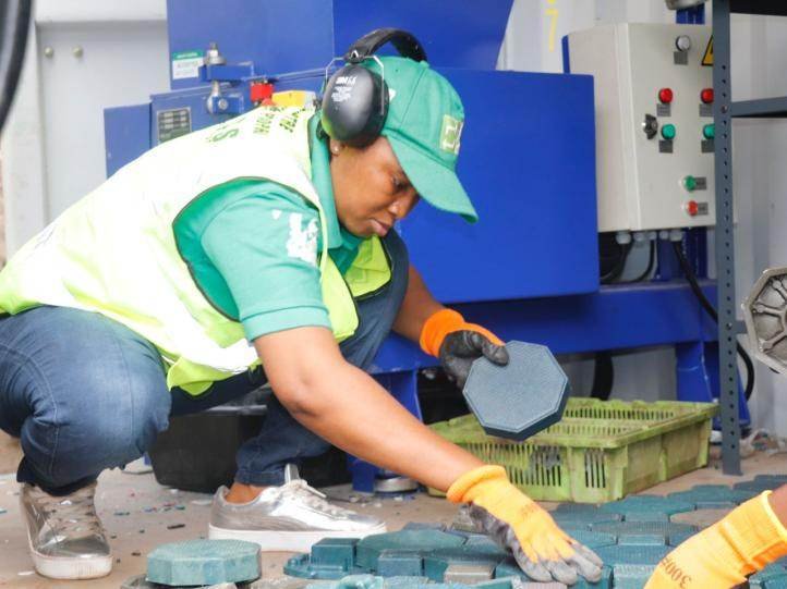Fabrication de pavés à partir de déchets plastiques recyclés